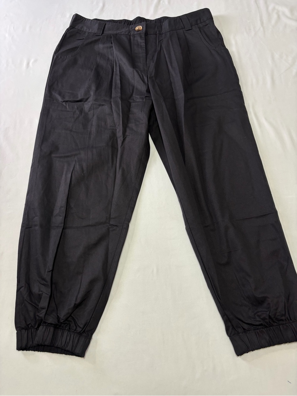 HALARA Black Elastic Hem Capris